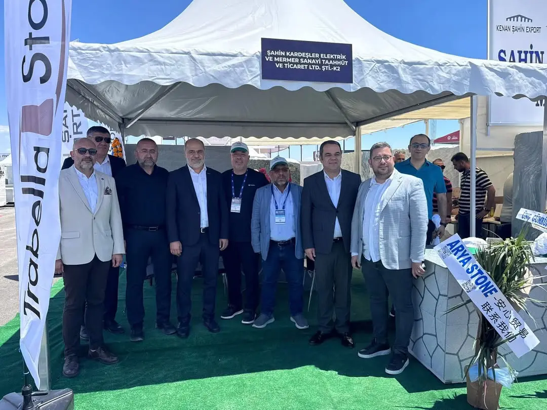 MÜSİAD Afyonkarahisar Şube Başkanı Ercan İşlek, 2. Afyonkarahisar Uluslararası Blok Mermer Fuarı'nda ŞAHİN KARDEŞLER'i Ziyaret Etti